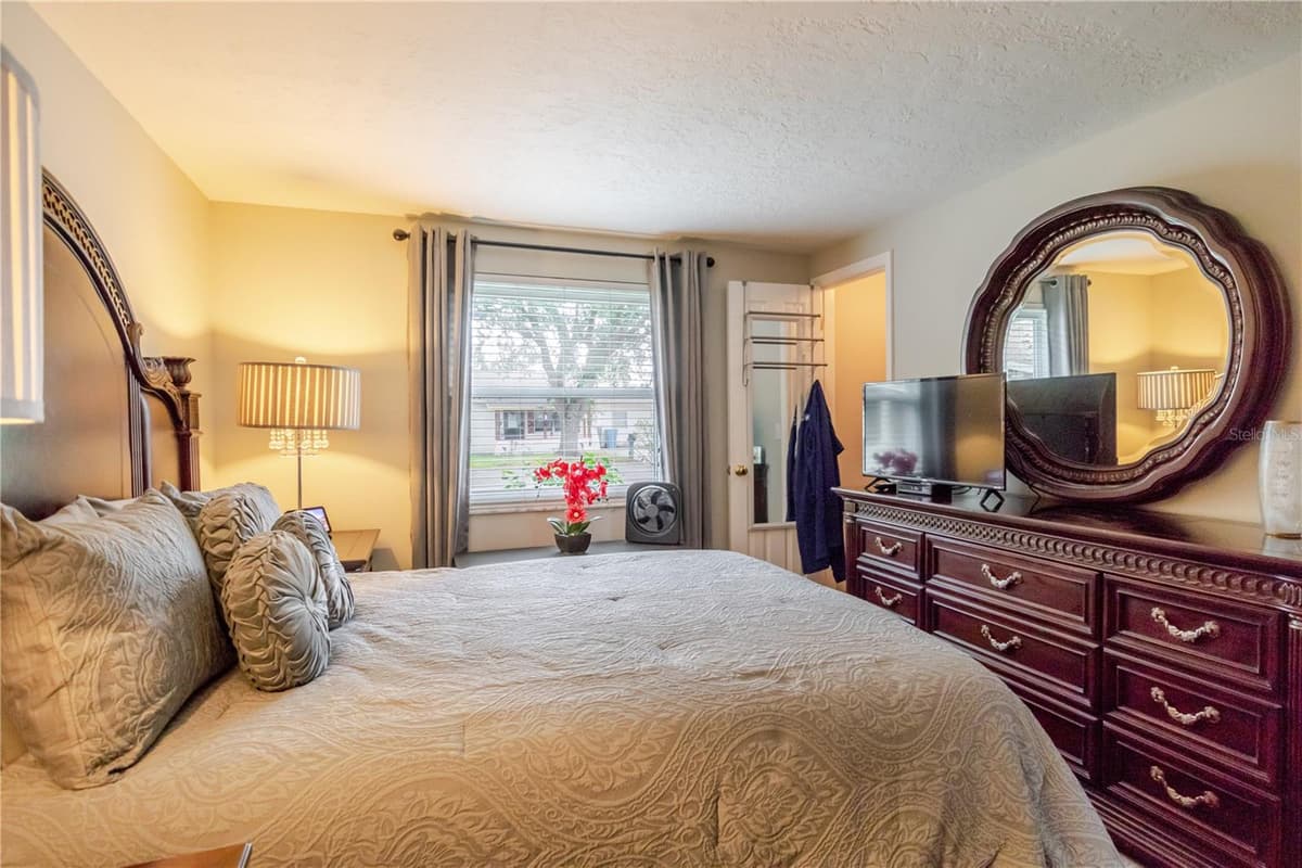 10118 HUNTERS POINT COURT — photo 16 of 38