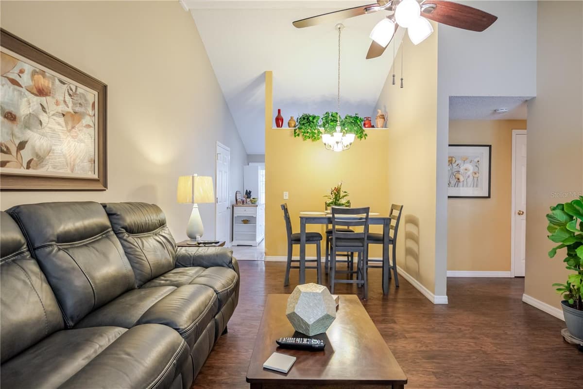 10118 HUNTERS POINT COURT — photo 8 of 38
