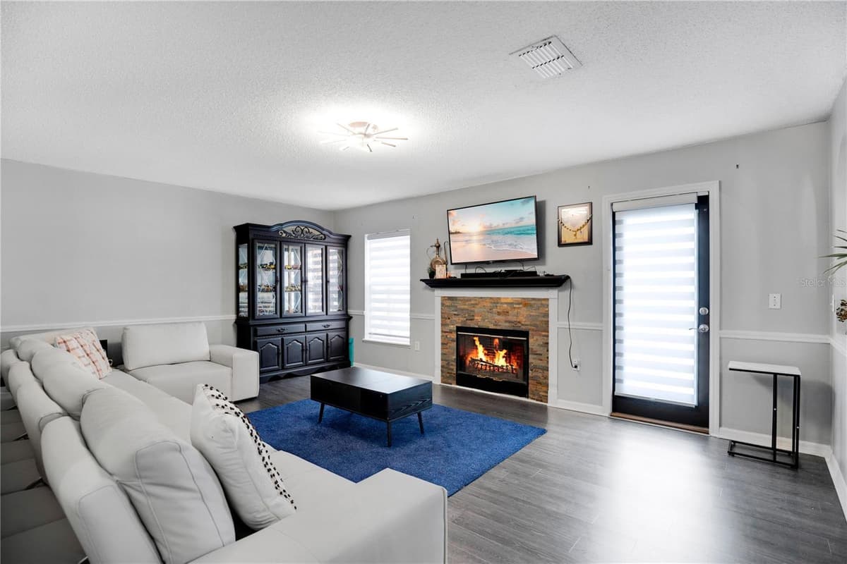 3230 ERSKINE DRIVE — photo 4 of 39