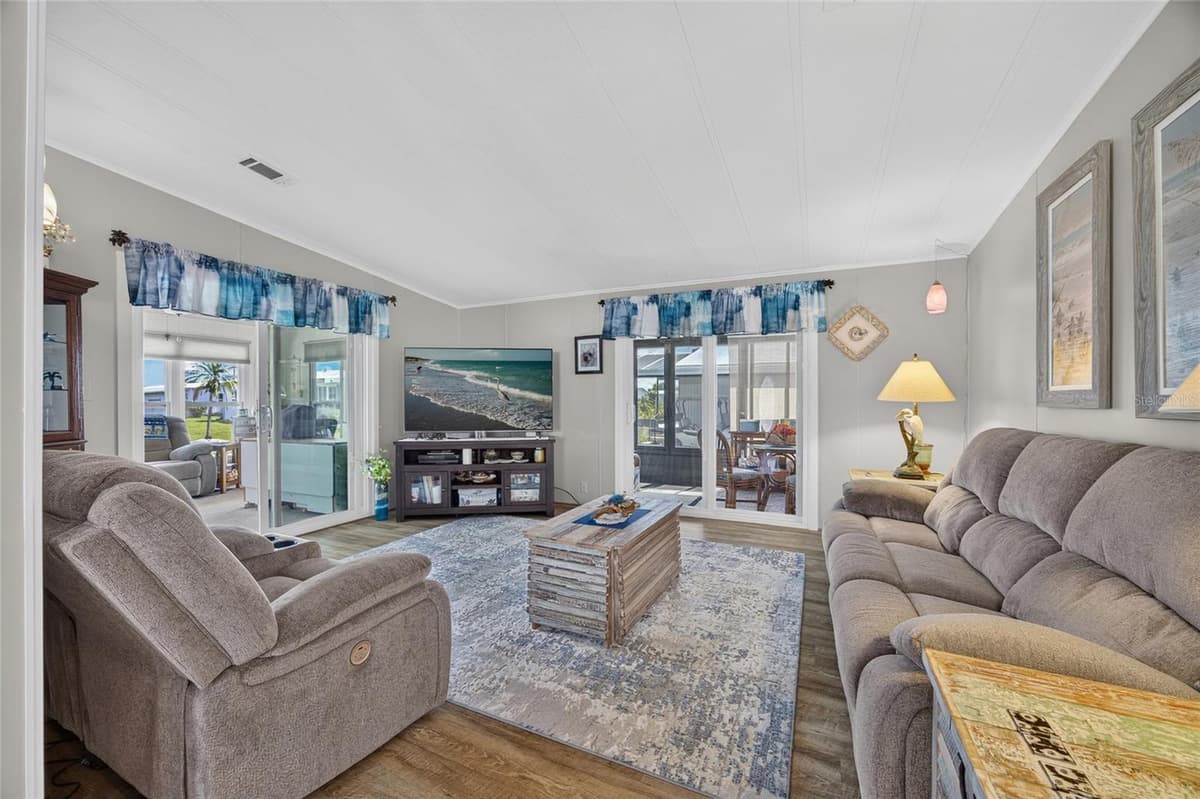 503 LA PLAYA CIRCLE — photo 10 of 37
