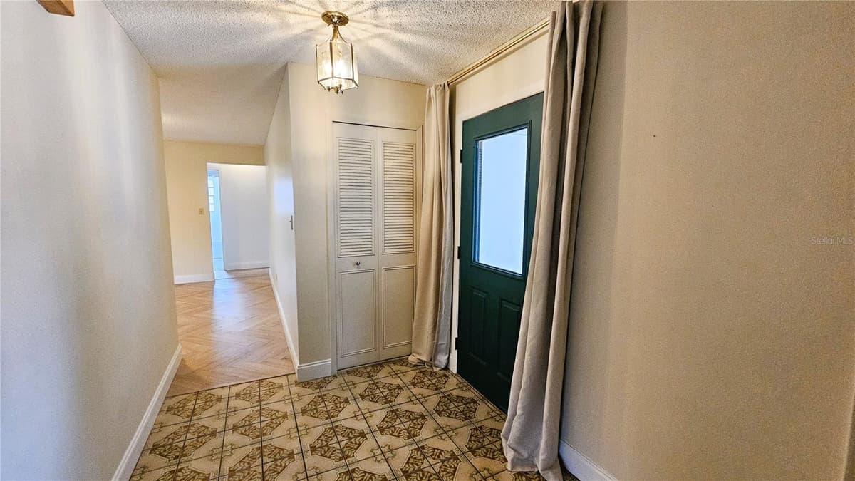 410 BROADVIEW AVENUE — photo 9 of 45