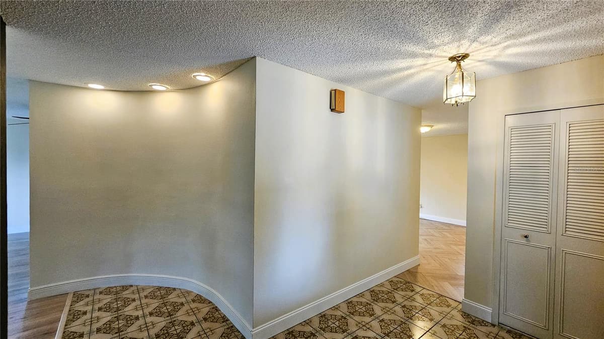 410 BROADVIEW AVENUE — photo 8 of 45