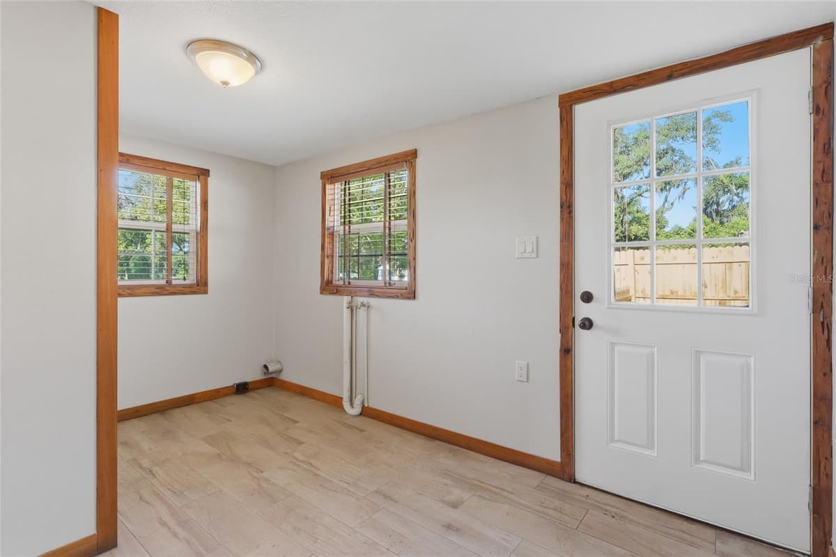 37715 DIXIE AVENUE — photo 4 of 27
