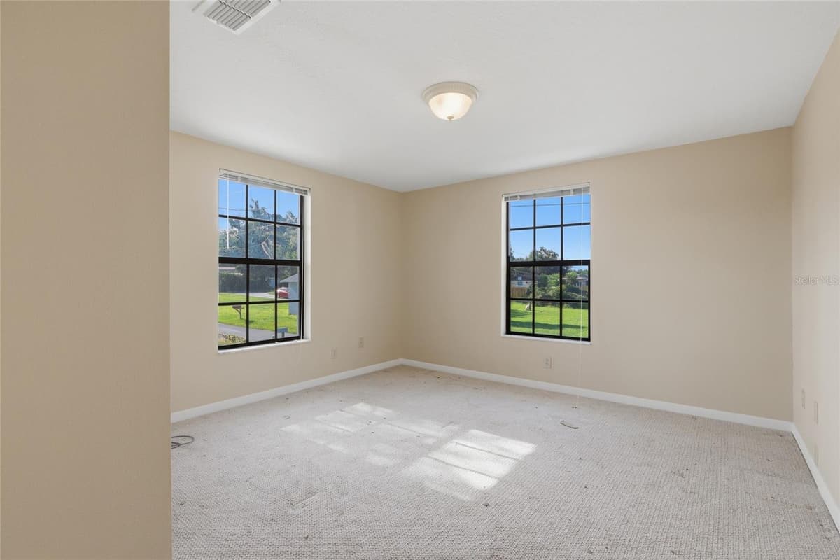 37715 DIXIE AVENUE — photo 10 of 27