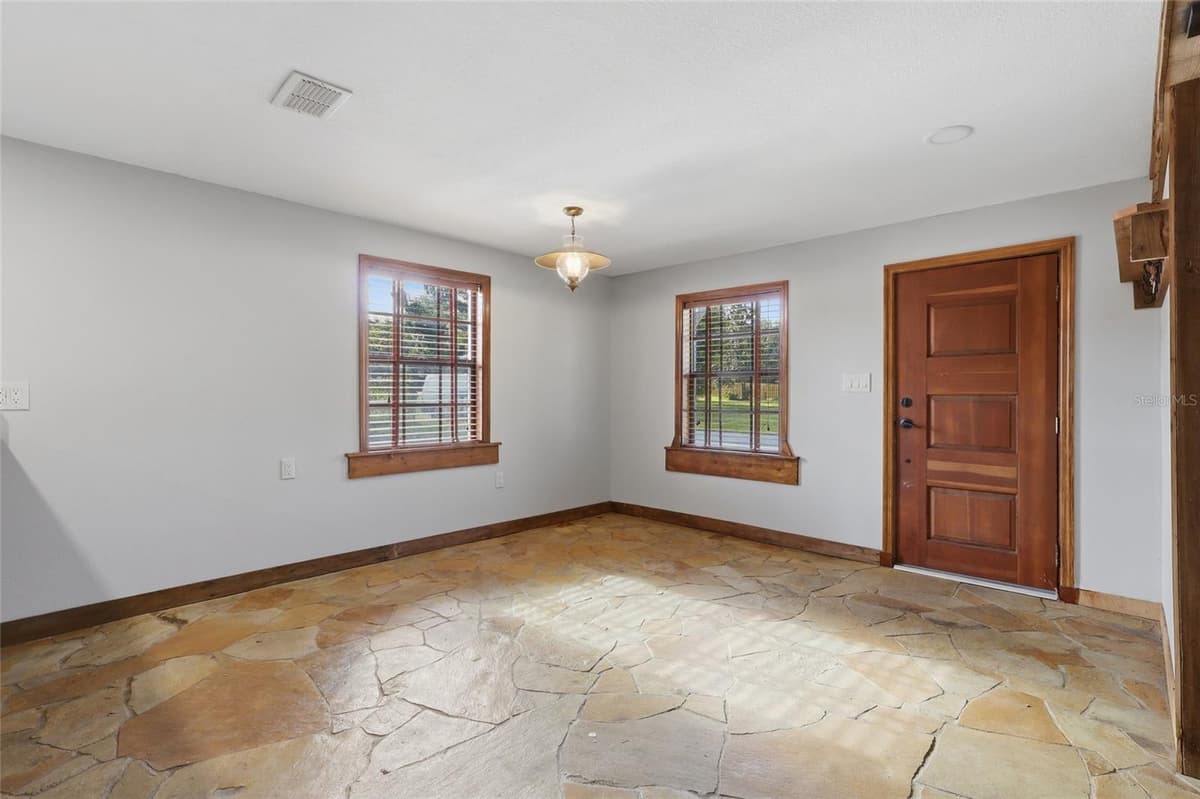 37715 DIXIE AVENUE — photo 5 of 27