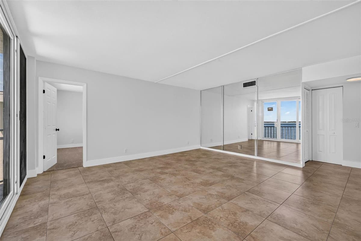 5541 PUERTA DEL SOL BOULEVARD — photo 5 of 37