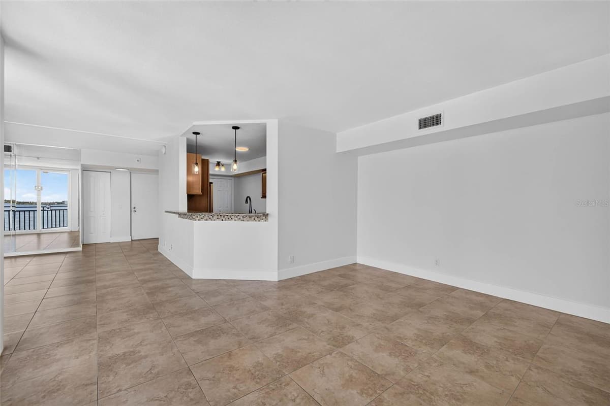 5541 PUERTA DEL SOL BOULEVARD — photo 10 of 37