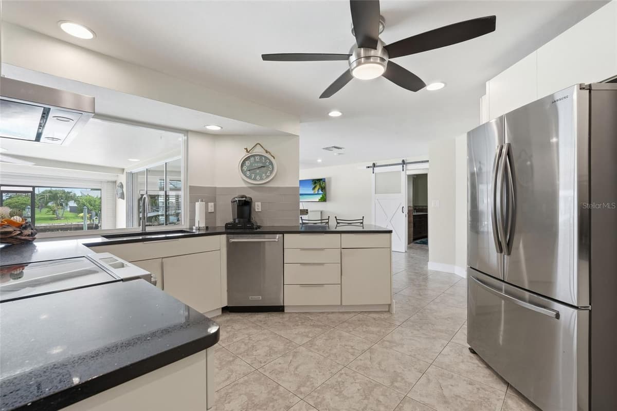 418 AVALON DRIVE — photo 5 of 50