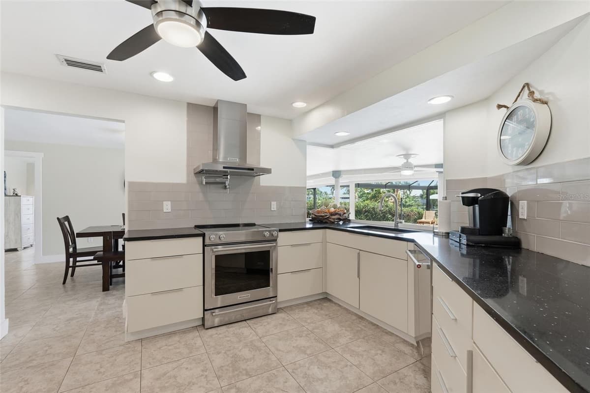 418 AVALON DRIVE — photo 18 of 50