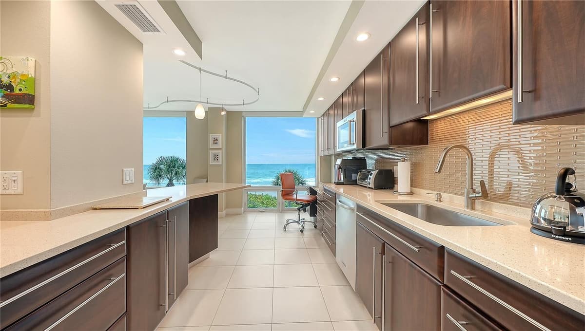 2425 GULF OF MEXICO DRIVE — photo 16 of 48