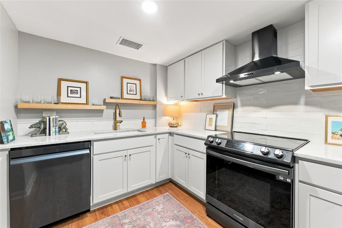2611 BAYSHORE BOULEVARD — photo 15 of 56