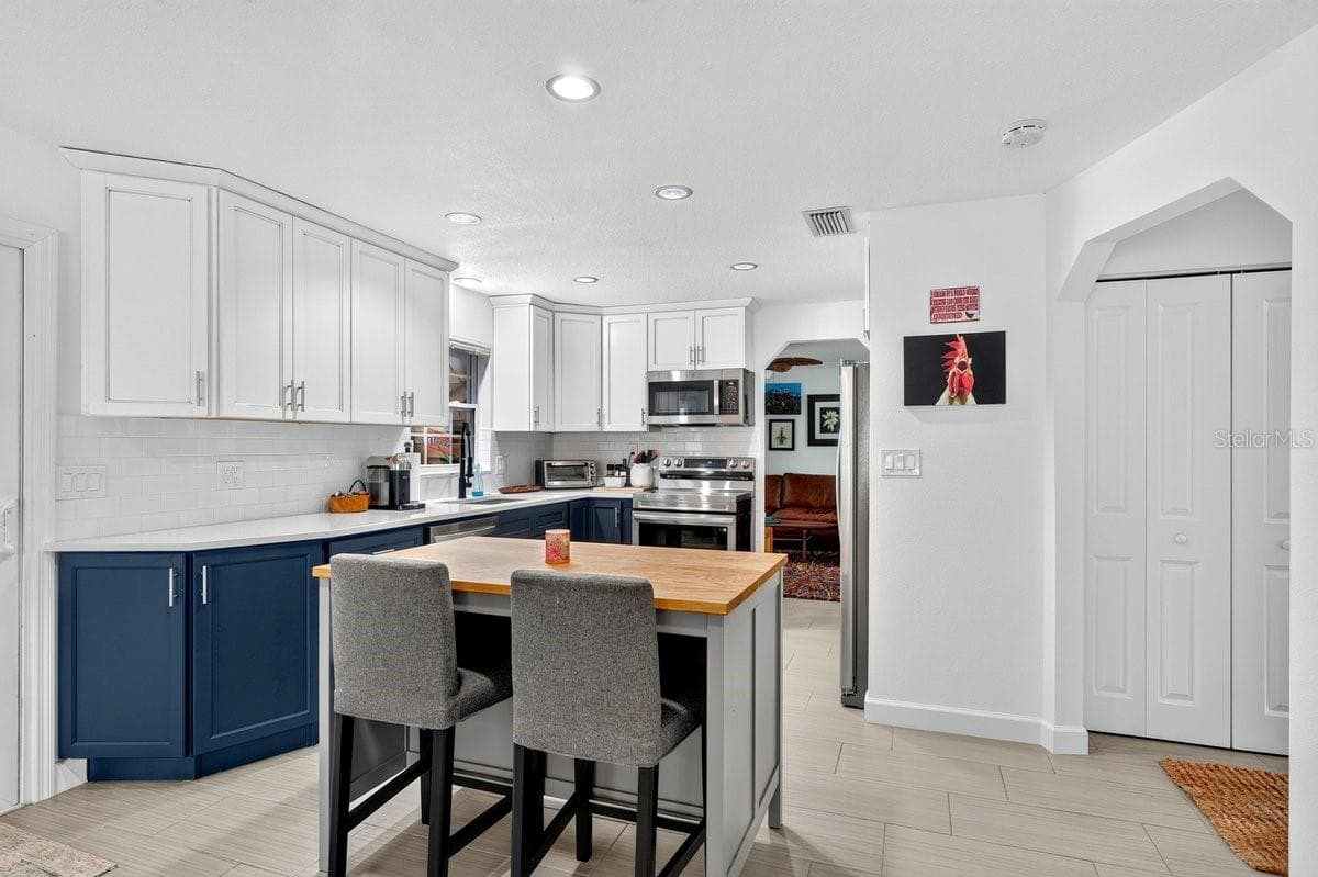 237 BRITTANY AVENUE — photo 8 of 41