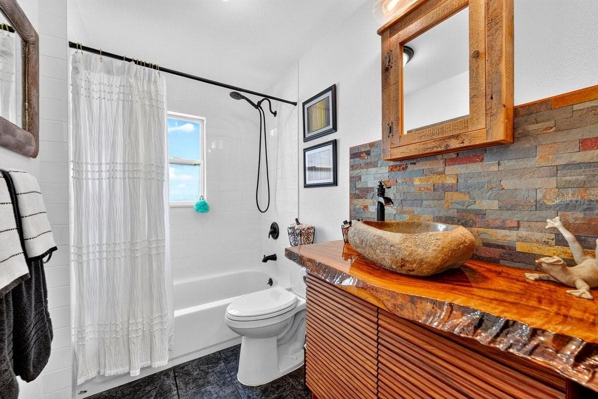 237 BRITTANY AVENUE — photo 15 of 41