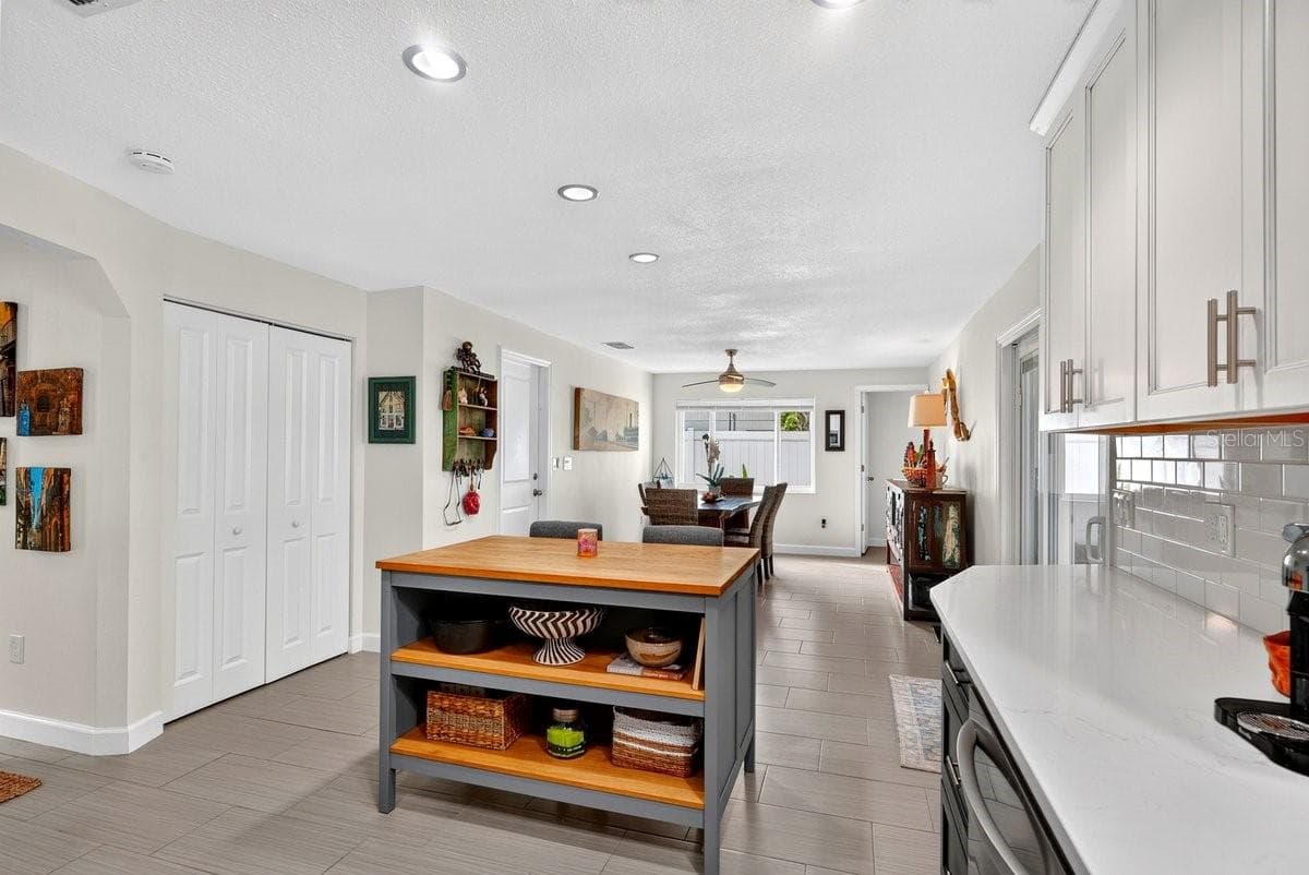 237 BRITTANY AVENUE — photo 9 of 41