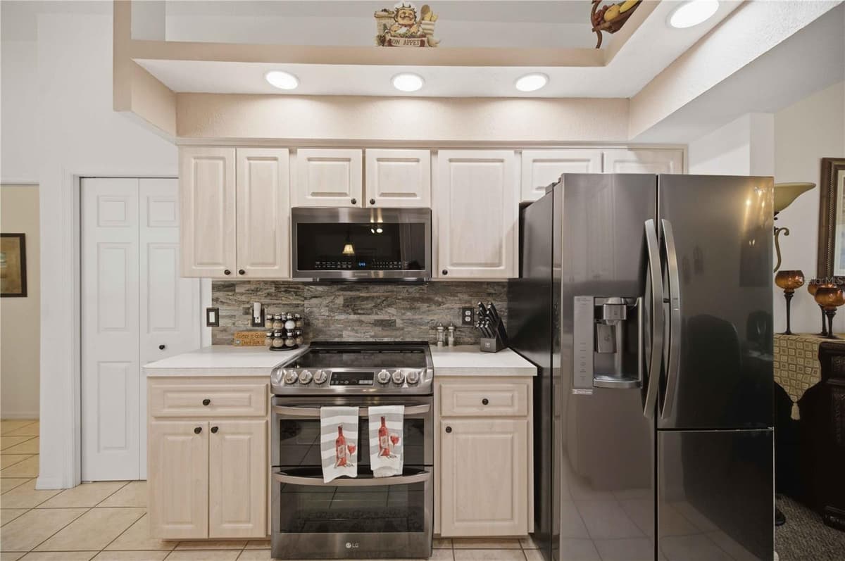 4710 MUSTANG BOULEVARD — photo 3 of 40