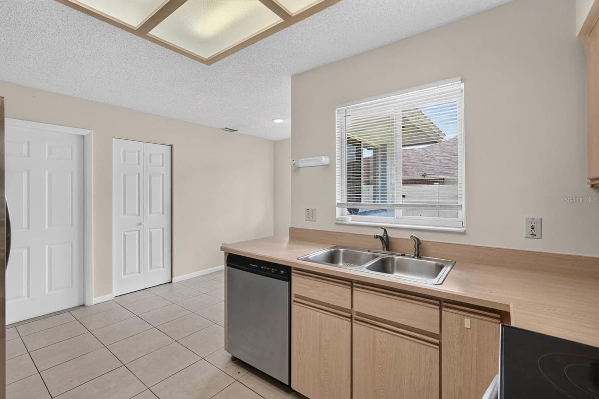 22 PINELYNN LANE — photo 12 of 43