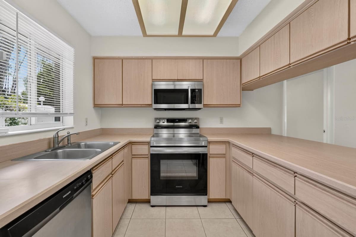 22 PINELYNN LANE — photo 10 of 43