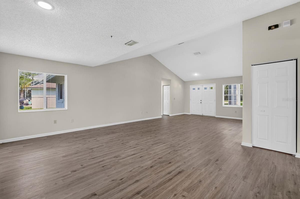 22 PINELYNN LANE — photo 6 of 43
