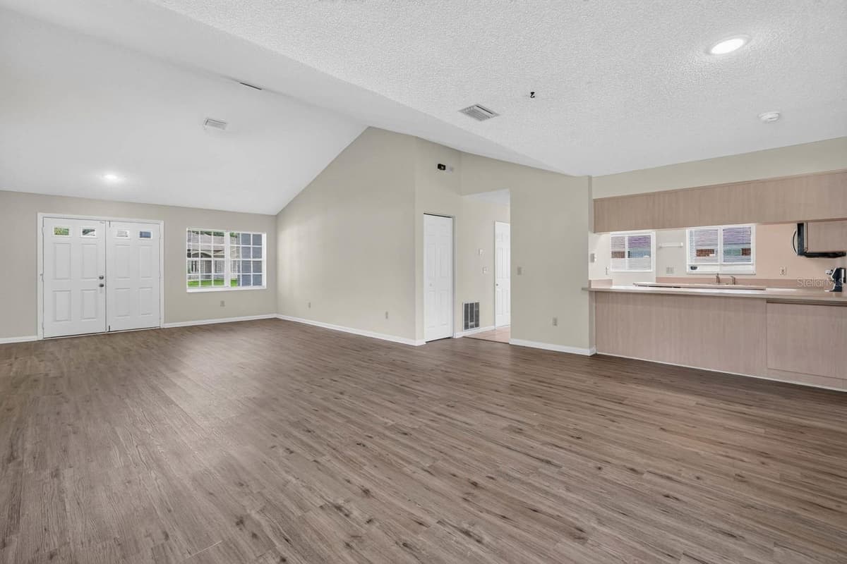 22 PINELYNN LANE — photo 7 of 43