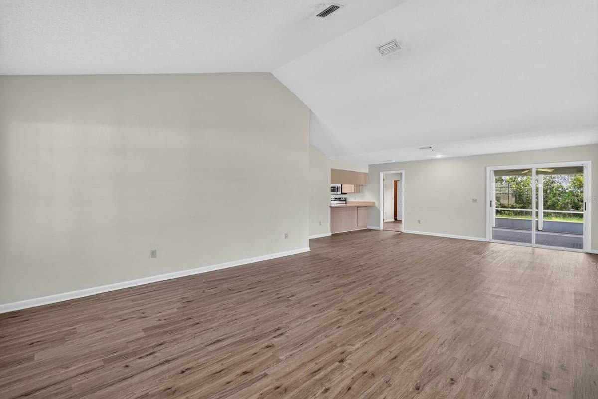 22 PINELYNN LANE — photo 8 of 43