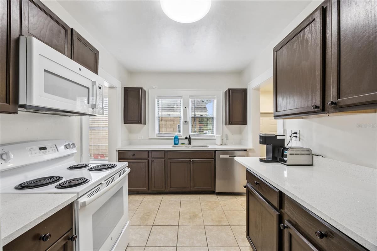 25 PINECREST AVENUE — photo 15 of 52