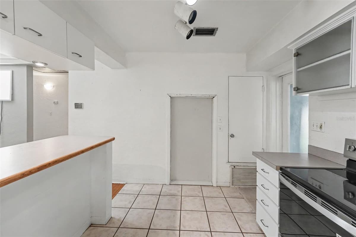 6415 2ND AVENUE — photo 8 of 26