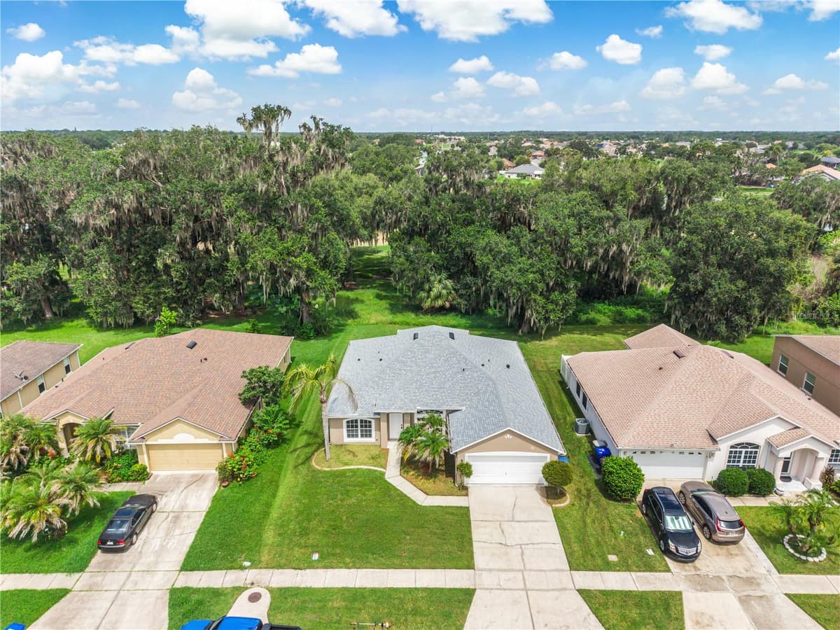 2106 THE OAKS BOULEVARD — photo 3 of 47