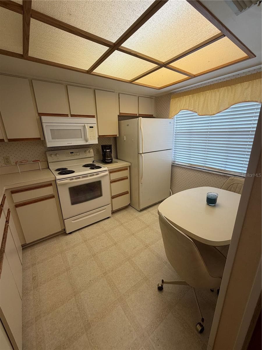 2400 WINDING CREEK BOULEVARD — photo 3 of 18