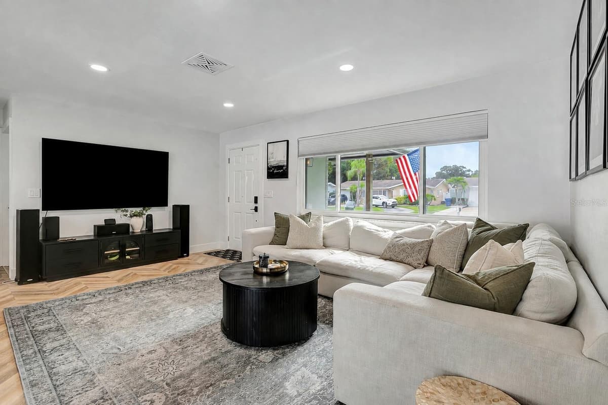 510 HILLCREST DRIVE — photo 9 of 28