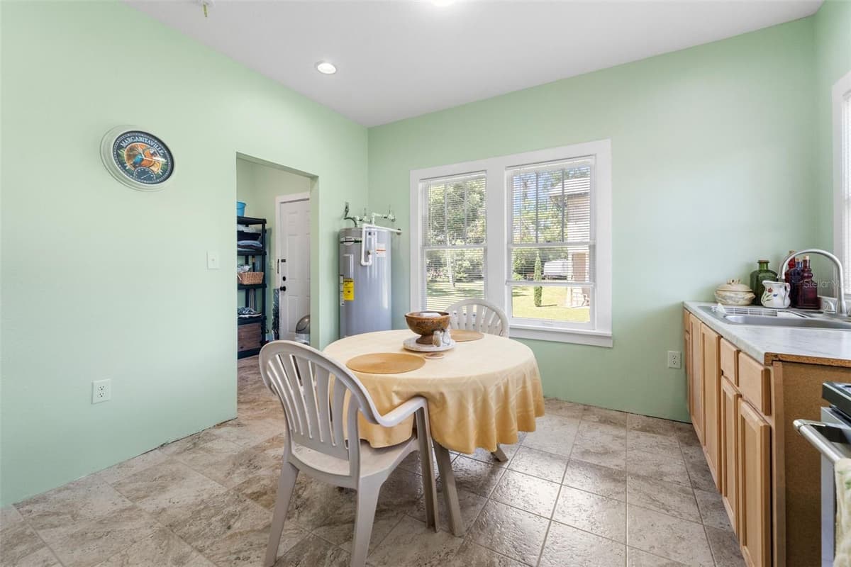 398 MARION AVENUE — photo 13 of 41