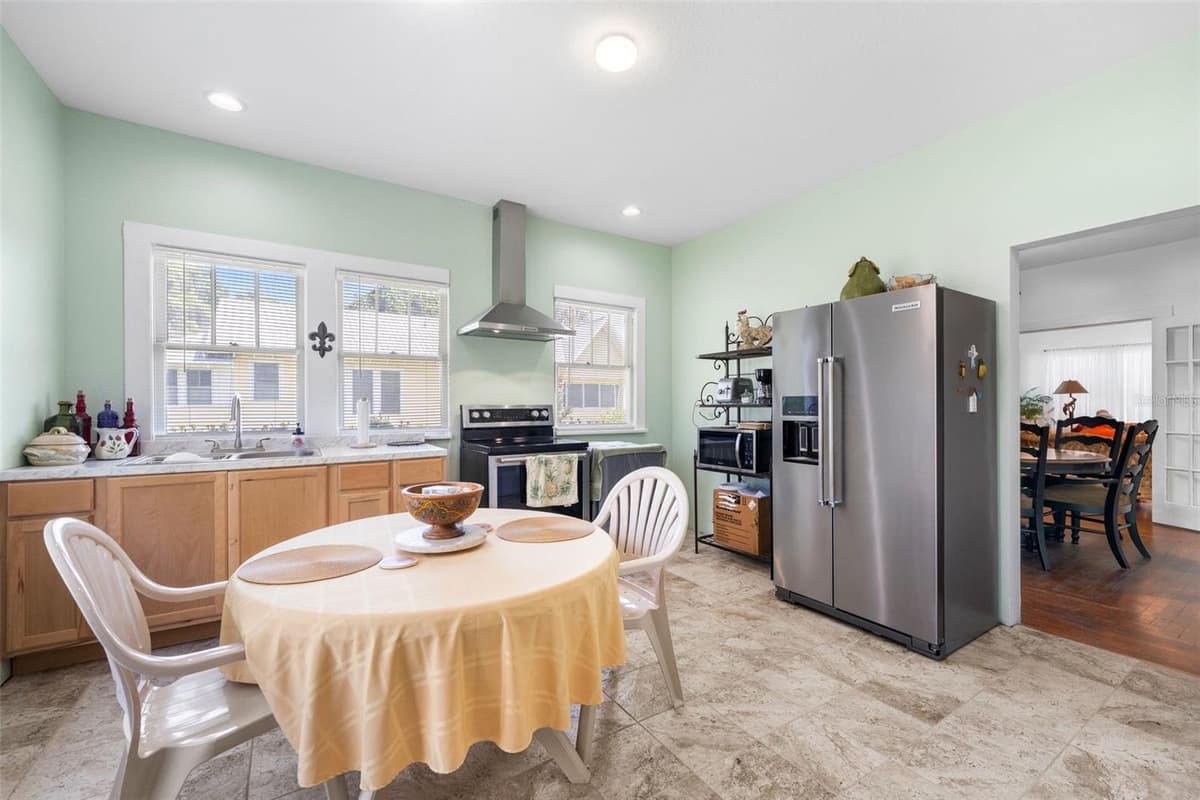 398 MARION AVENUE — photo 11 of 41