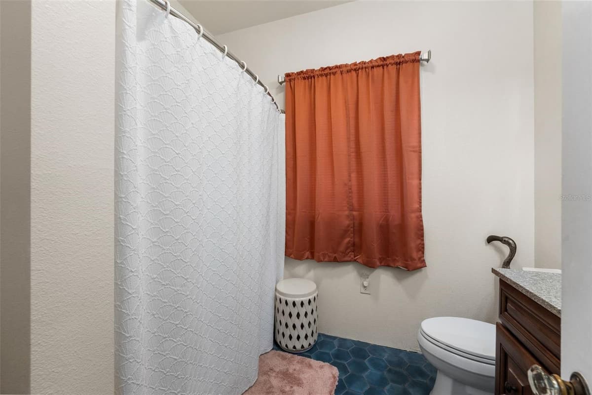 398 MARION AVENUE — photo 15 of 41