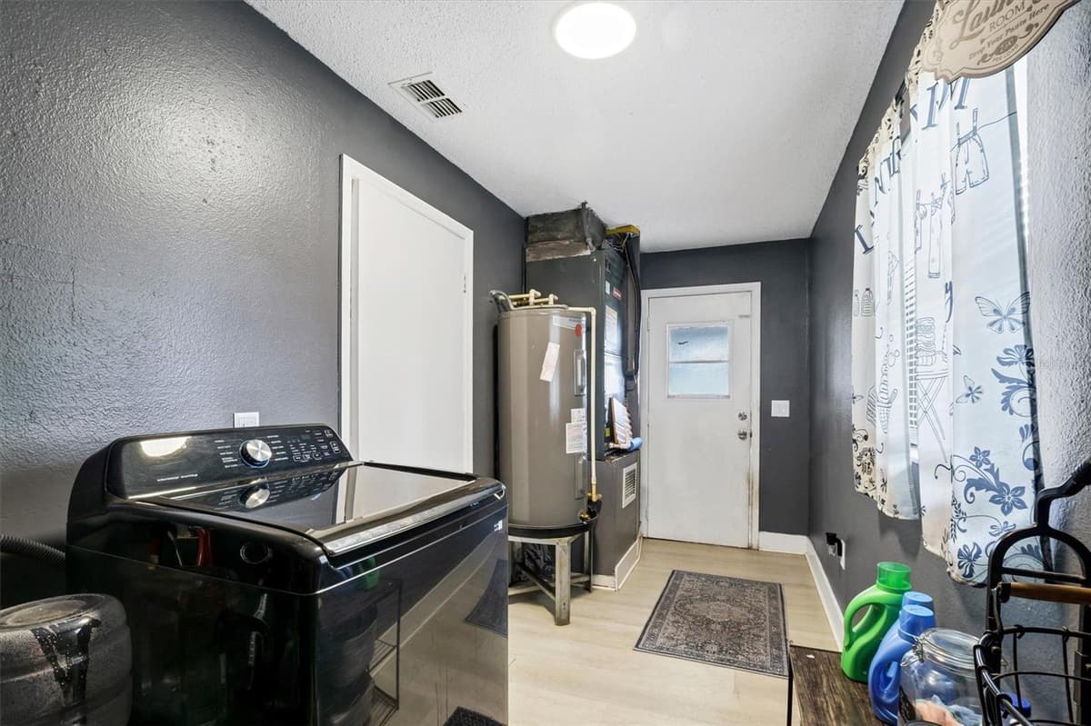 212 PIKE STREET — photo 15 of 32