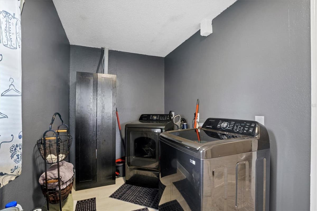 212 PIKE STREET — photo 14 of 32