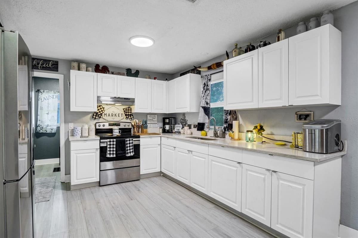 212 PIKE STREET — photo 11 of 32