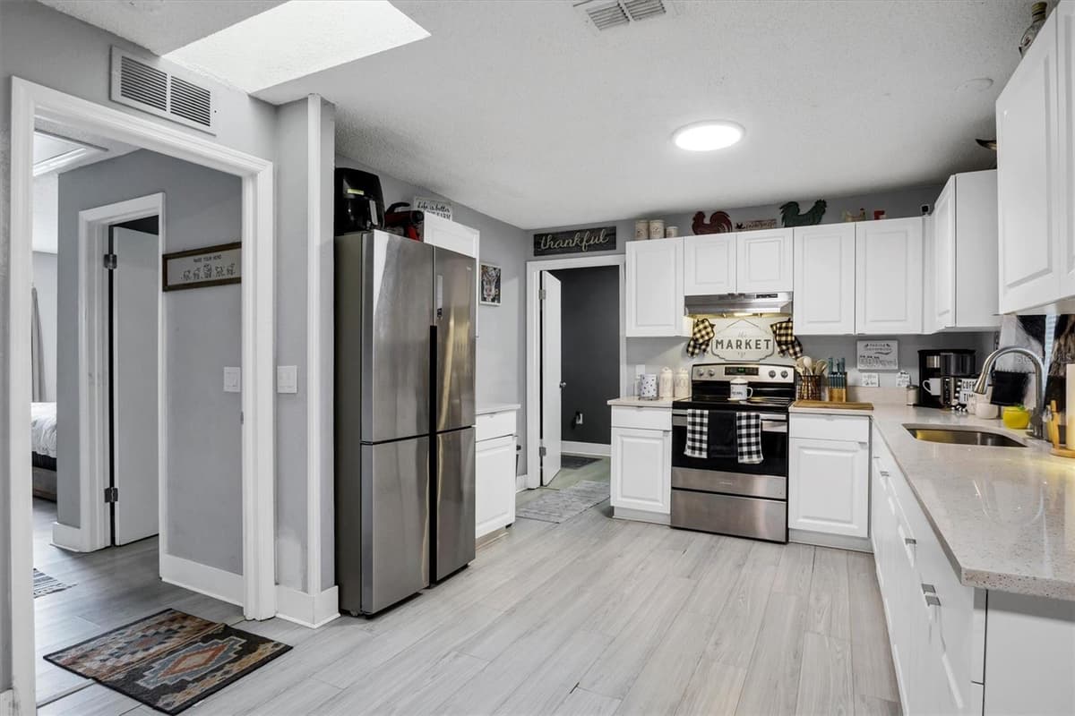 212 PIKE STREET — photo 12 of 32