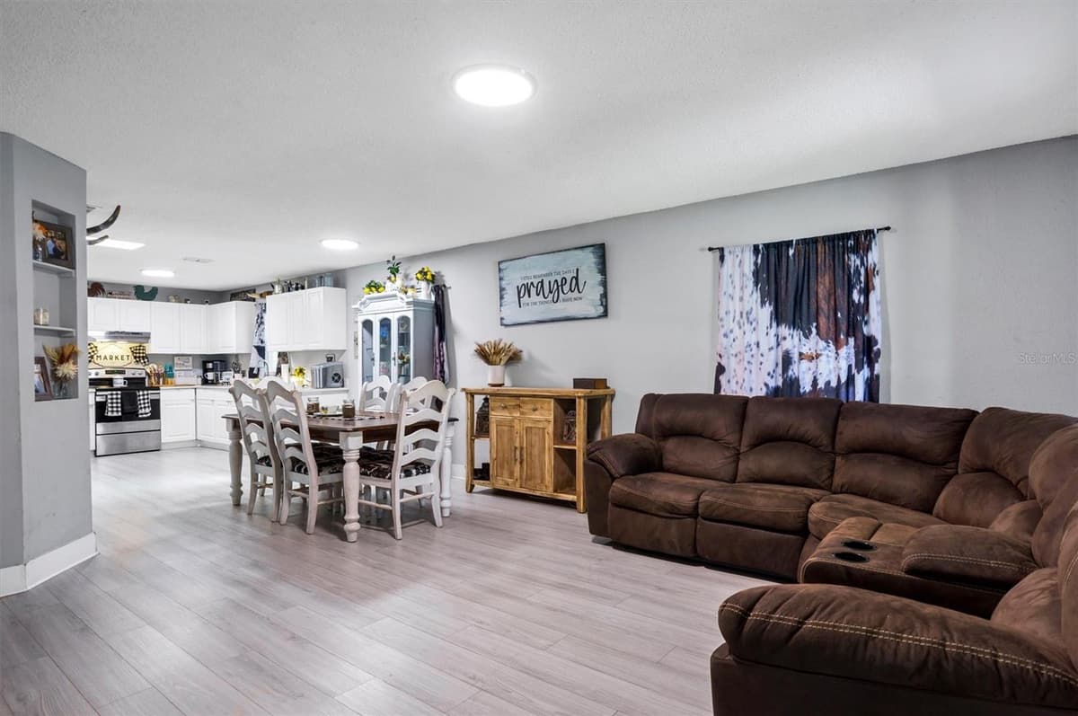 212 PIKE STREET — photo 7 of 32