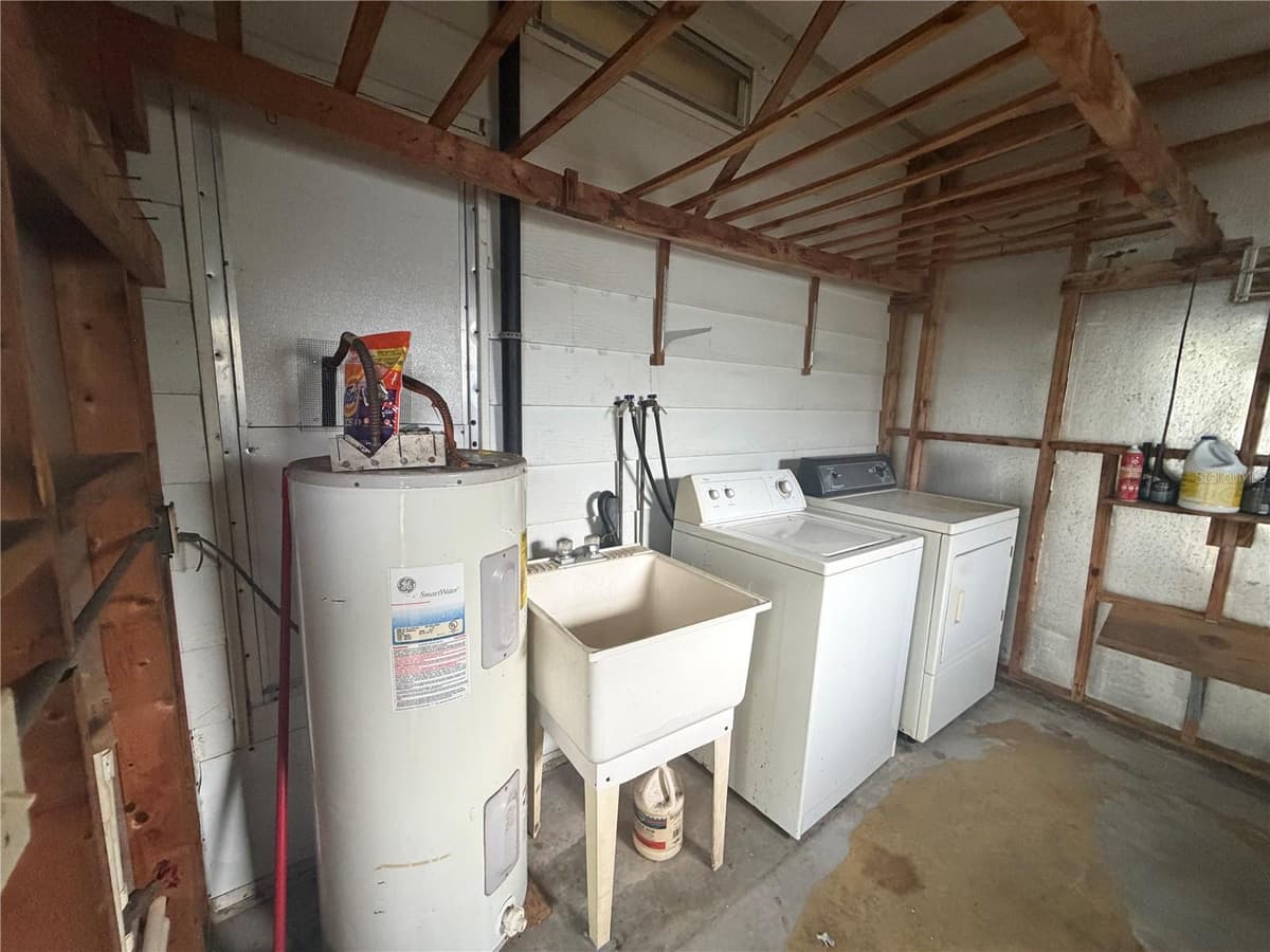 8017 FAIRLANE AVENUE — photo 4 of 30