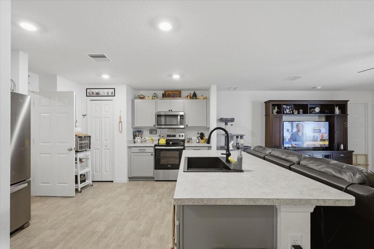 16 PICKWOOD PLACE — photo 14 of 61