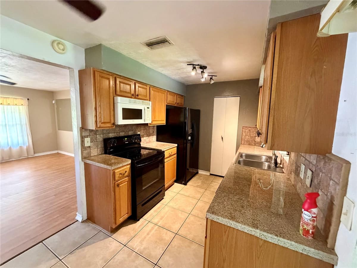 4557 SE 140TH PLACE — photo 8 of 25