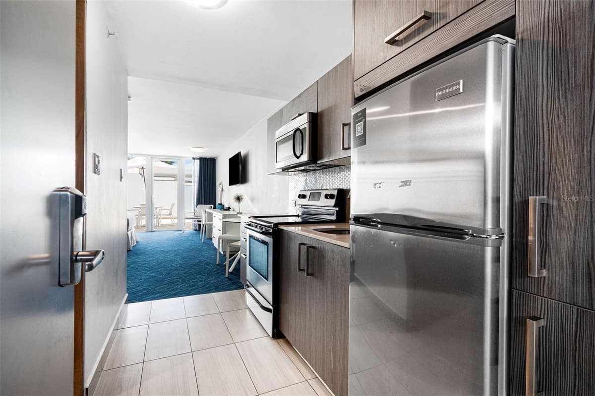6165 ISLA VERDE AVE. — photo 9 of 18