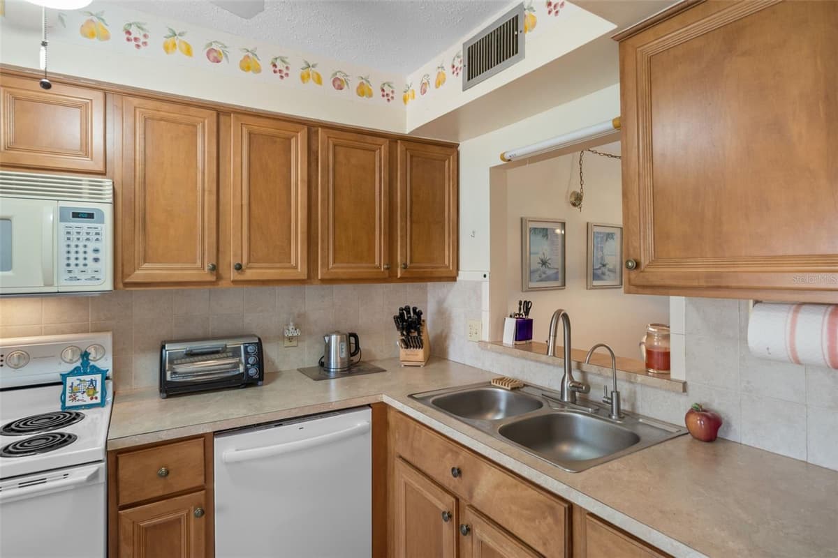 3642 TROPHY BOULEVARD — photo 9 of 47