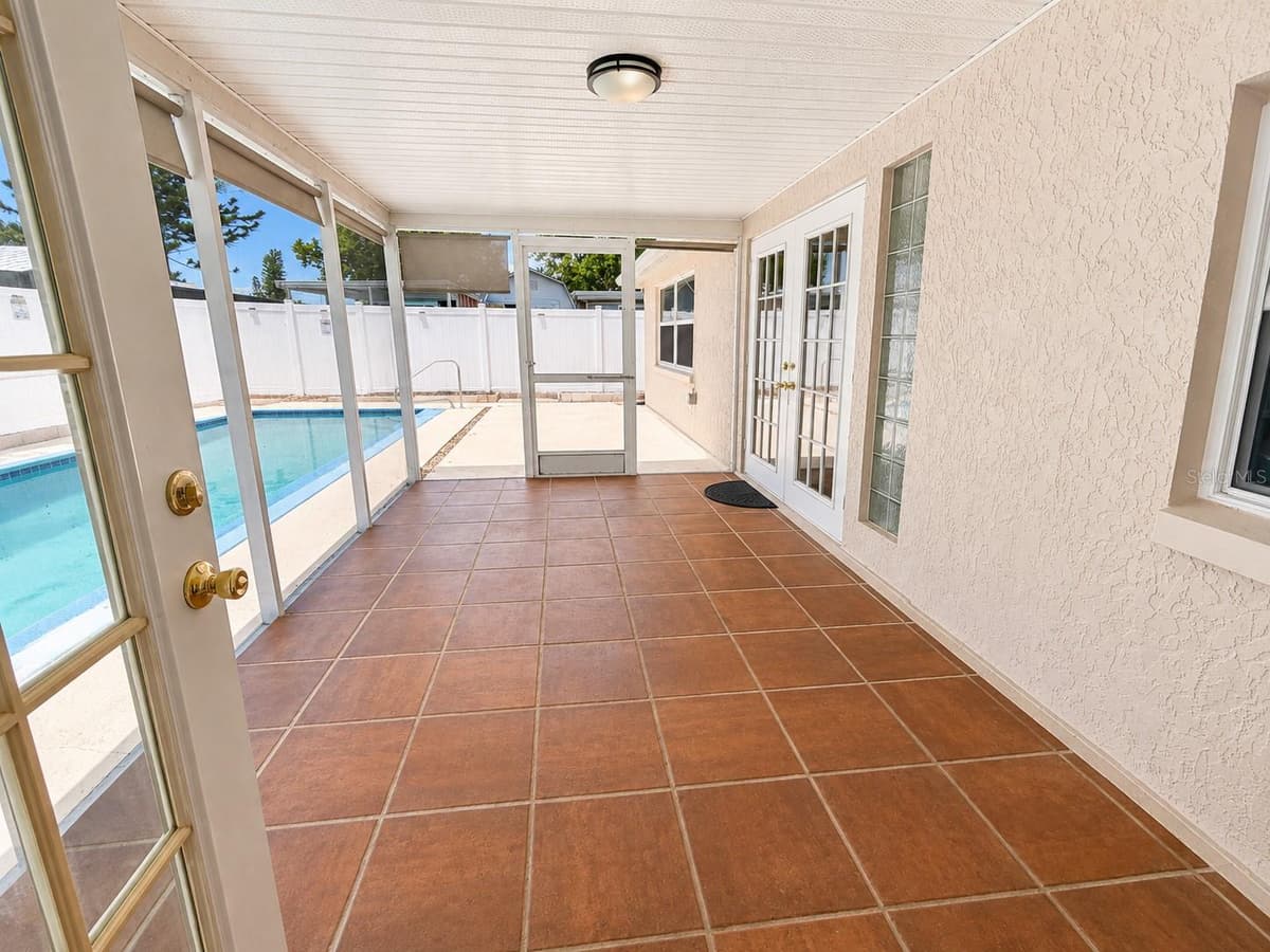 9135 GREENBRIAR LANE — photo 12 of 32