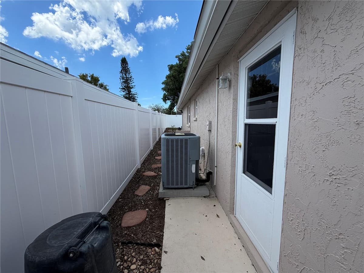 9135 GREENBRIAR LANE — photo 4 of 32