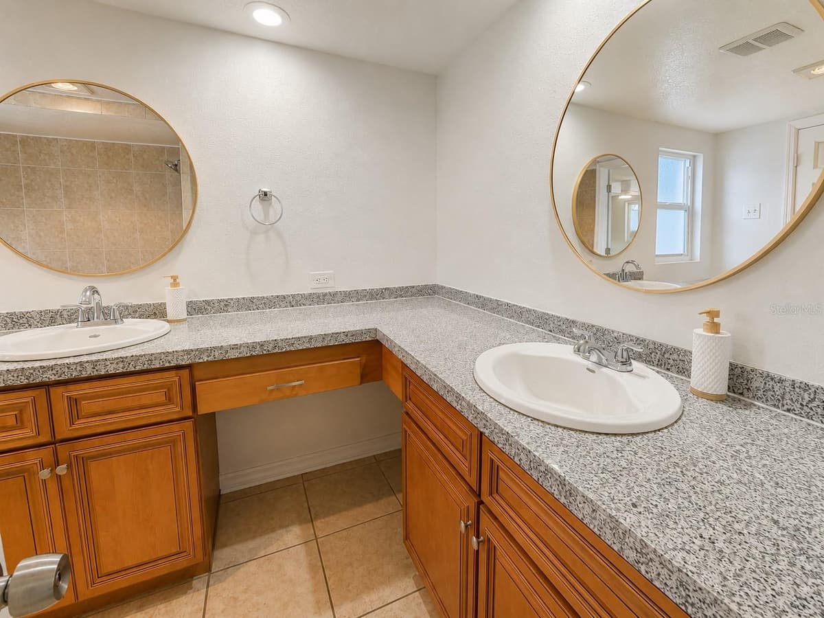 9135 GREENBRIAR LANE — photo 27 of 32