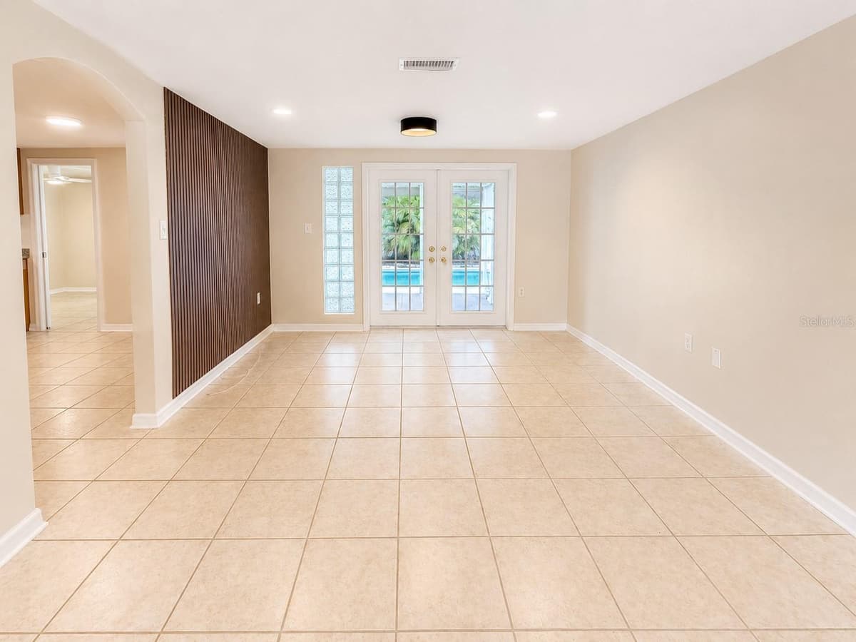 9135 GREENBRIAR LANE — photo 17 of 32