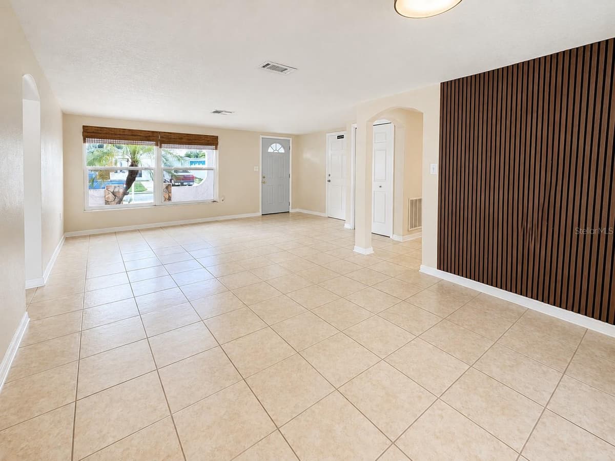 9135 GREENBRIAR LANE — photo 19 of 32