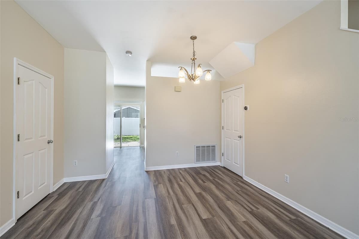 4310 FINCASTLE COURT — photo 9 of 49