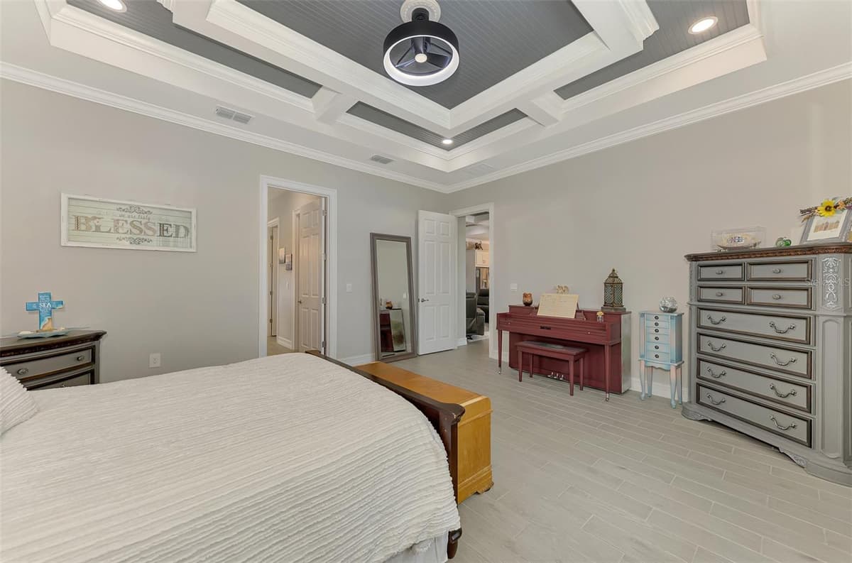 292 VILLORESI BOULEVARD — photo 16 of 100