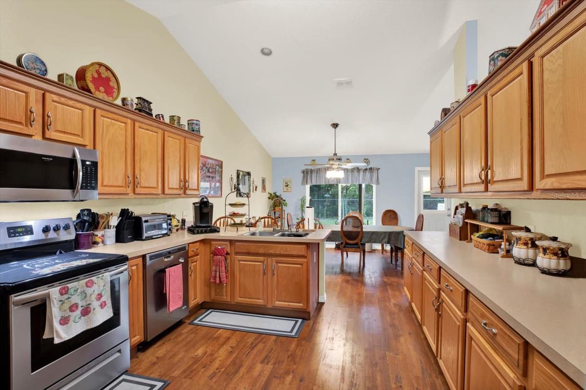 9086 MANCHESTER STREET — photo 15 of 35